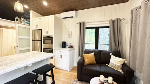 Triumph Cabin — image 2 of 9