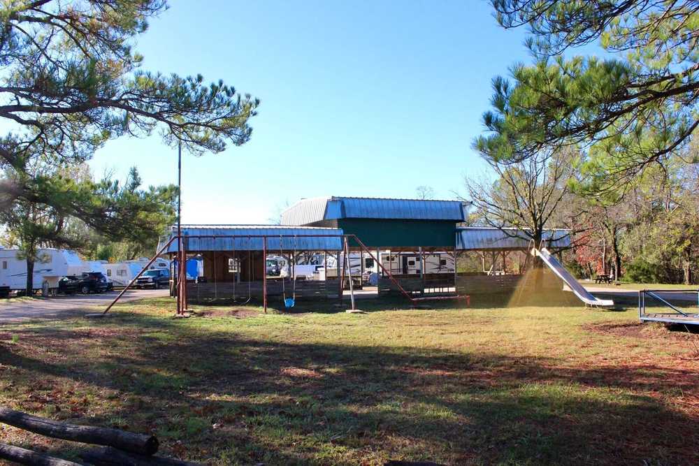 Beaver Lake RV Park & Glampground, Rogers, Arkansas - Photo 4