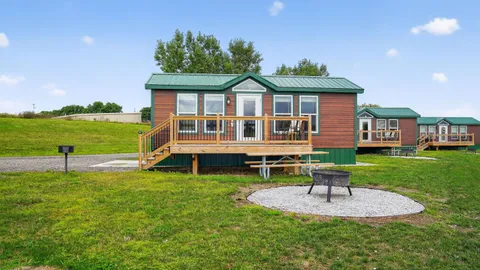 Deluxe Cabin #1 - Sleeps 8 — image 1 of 6