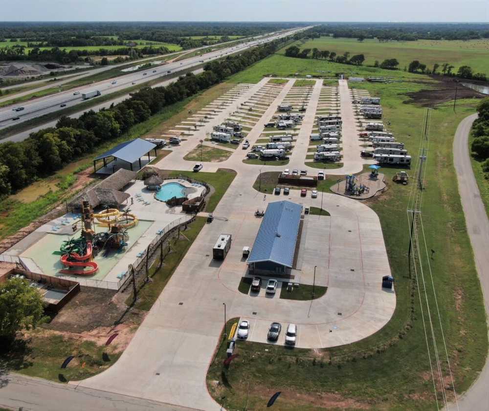 Summer Breeze RV Resort - Brookshire - Photo 3