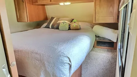 RV Rental Y505 — image 6 of 6