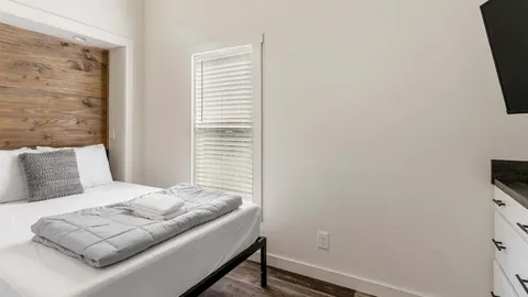 Waterview Deluxe Cottage - 2 Bdrm — image 9 of 9