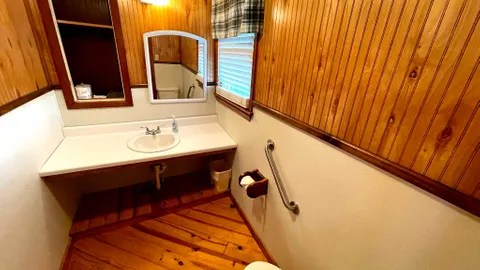 Cabin 07 — image 2 of 16