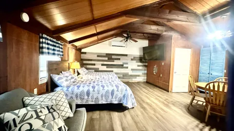 Cabin 1 — image 2 of 6