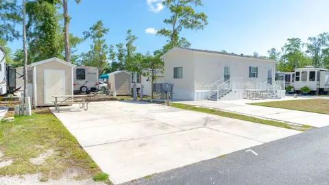 Premium Full Hookup RV Site — image 2 of 4