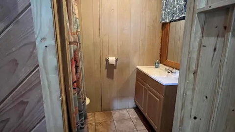 Medium Cabin Full Fridge — image 2 of 13
