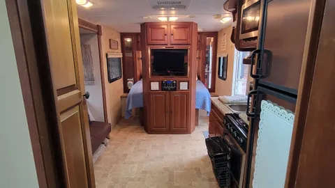 RV Rental Onsite - 30 Amp 21' RV with Slides Full Hookup — image 2 of 13