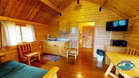 Deluxe cabin — image 2 of 6