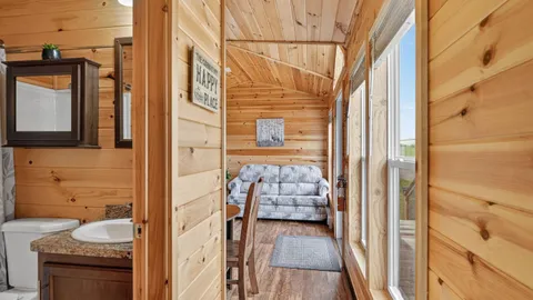 Deluxe Cabin #3 - Sleeps 8 — image 6 of 6