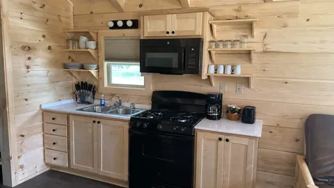 Bluegrass Bungalow Sleeps 6 — image 2 of 9