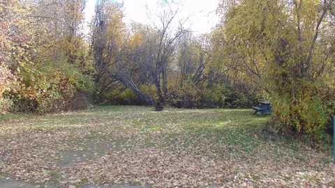 DELUXE NON POWER SITE - NON LAKESIDE — image 2 of 4