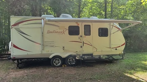 RV Rental Onsite - 30 Amp 21' RV with Slides Full Hookup — image 1 of 13