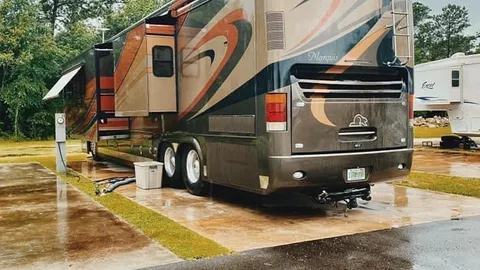 Premium XL FHU Pull-Through RV Site — image 2 of 11