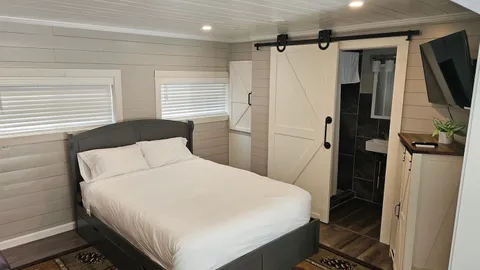 Deluxe Cabin 12 — image 1 of 4