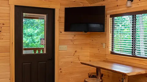 Deluxe Canal Cottage — image 2 of 7