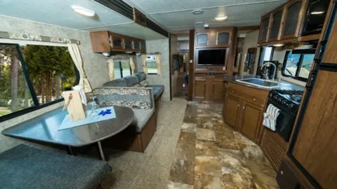 B13 – Freedom Express by Coachmen — image 2 of 5