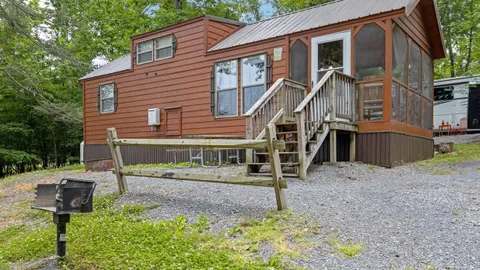Yogi Bear Family Lodge 10-Person — image 1 of 15