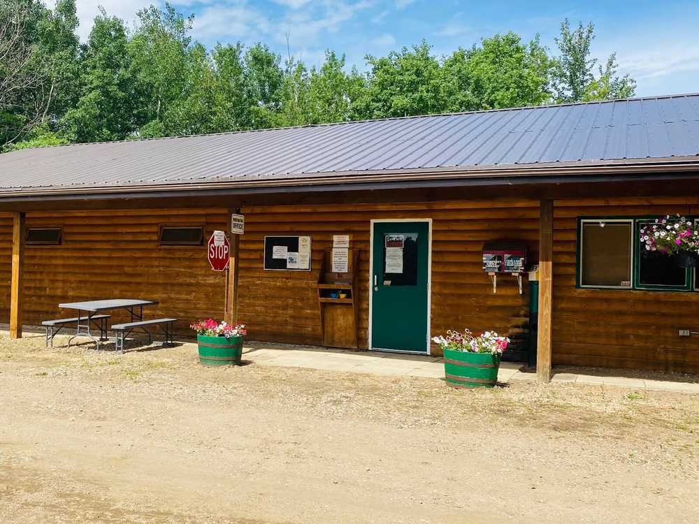 Birch Lake Campground & Recreation Park, Innisfree, Alberta. - Photo 4