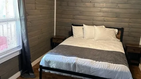 1 Bedroom 1 bath , kitchen , living space — image 7 of 7