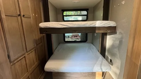 RV Rental #45 - Pet Friendly — image 6 of 6