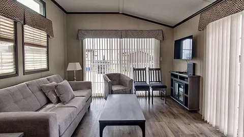 Lakeview Rental Cottage 2 Bedroom — image 2 of 12