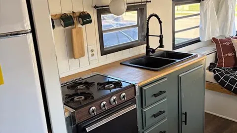 Vintage RV — image 2 of 11