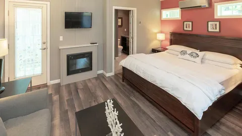 Cottage 1 Bedroom King — image 7 of 7