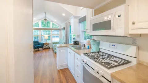 Deluxe Cottage — image 9 of 9