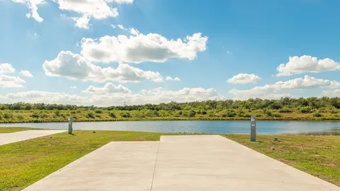 Lakeside Elite Back-In RV Site — image 2 of 4