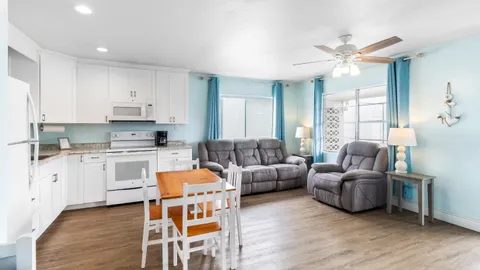 One Bedroom Cottage - 1 Queen Bed — image 6 of 6