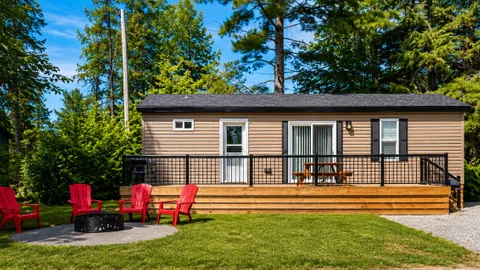 2 Bedroom Premium Resort Cottage - Balmoral — image 1 of 7