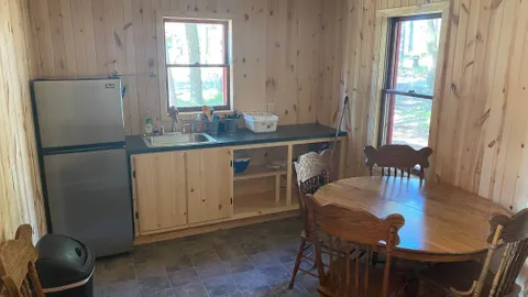 Moose Lodge - sleeps 9 — image 7 of 7