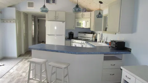 THE BLUE HERON - YEAR ROUND VACATION RENTAL — image 2 of 12