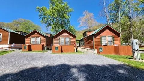 Creekside Cottage- sleeps 6 — image 2 of 12