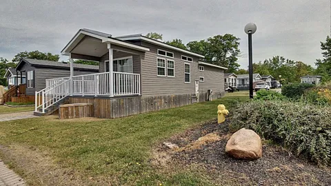 Lakeview Rental Cottage 2 Bedroom — image 2 of 12