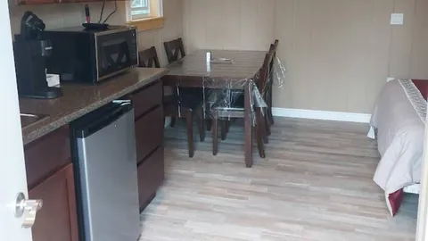 11. Deluxe cabin -Queen/patio - sleeps 2 — image 6 of 6