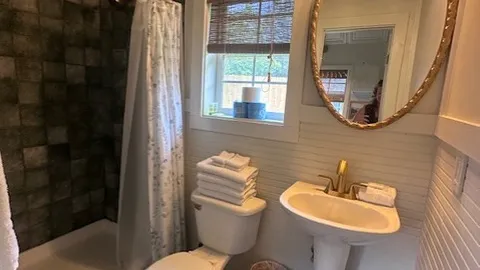 Pineapple Manor — image 12 of 12