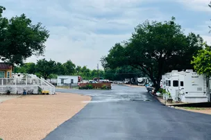 Hideaway 23 Lakefront RV & Cabins – photo 3
