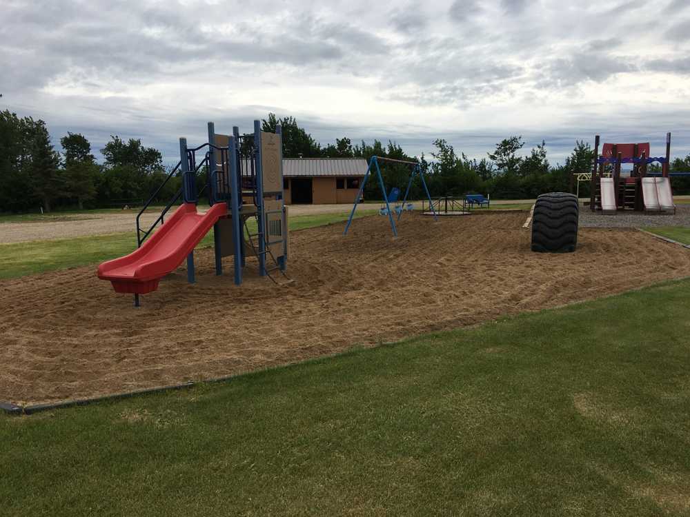 Bear Lake Campground, Clairmont, Alberta - Photo 2