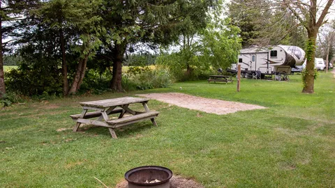 Standard Bud Full Hookup RV Site — image 1 of 2