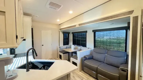 RV Rental 2BR/2BA 6 Guests — image 2 of 16