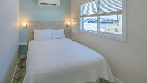 Waterview Rooftop Cottage — image 10 of 10