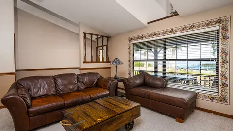 House Lakefront — image 11 of 11