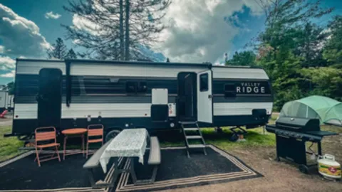 Valley Ridge Deluxe RV — image 1 of 6