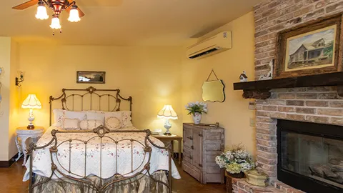 Cozy Cottage — image 2 of 7