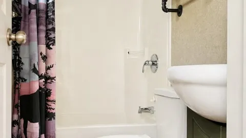 3 Bedroom Resort Cottage - The Spruce — image 2 of 8