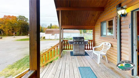 Deluxe cabin — image 6 of 6