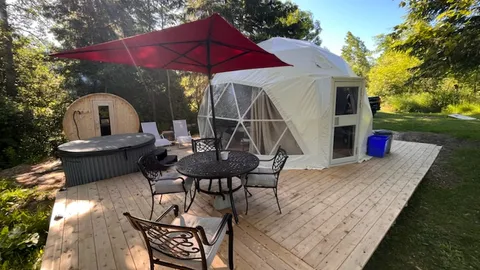 Dome 1 with hot tub and sauna — image 1 of 1
