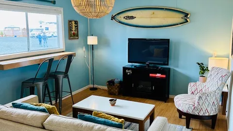 Cabin 6 - 1 bedroom, pull out couch & Full Kitchen — image 1 of 8