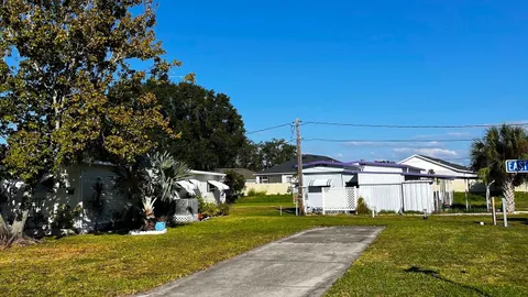 30/50 Full Hookup Grass RV Sites — image 2 of 4